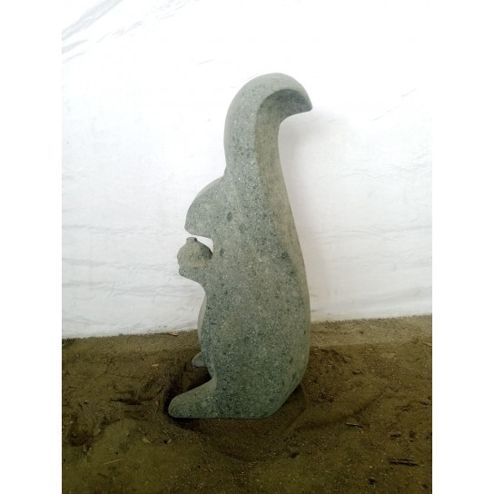 Déco jardin sculpture en pierre volcanique écureuil assis 50 cm