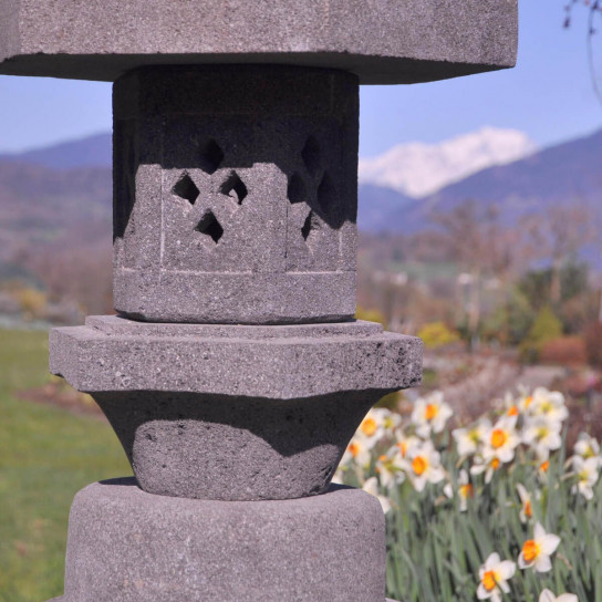 Lanterne japonaise pagode en pierre de lave 1.20 m