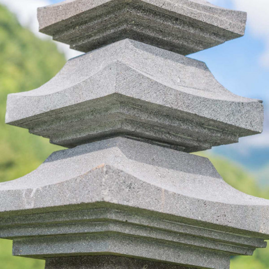 Lanterne japonaise pagode en pierre de lave 90 cm