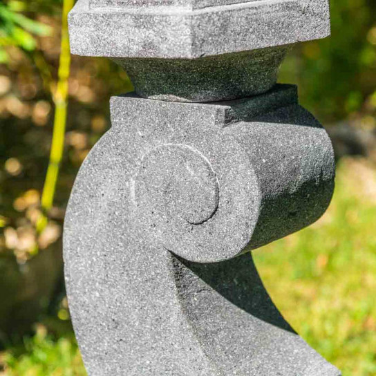 Lanterne japonaise pagode zen en pierre de lave 90 cm