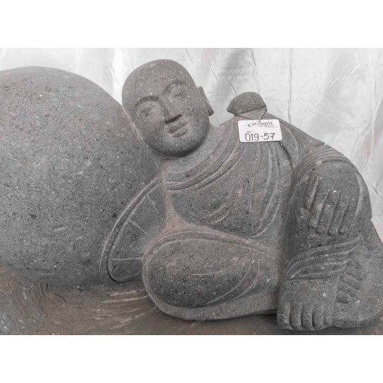 Statue moine allongé zen en pierre volcanique 10 cm